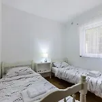 Stunning In Peroj