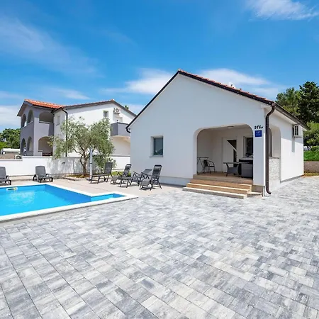 Holiday home Gorgeous In With Wifi Peroj